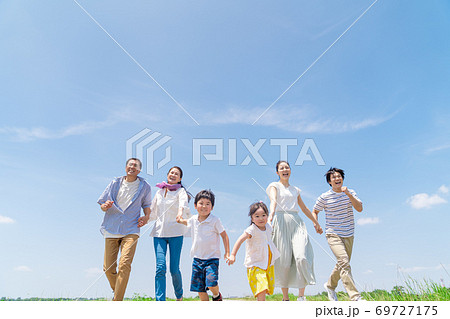 三世代家族、青空、走る 三世代家族、青空、走る 69727175