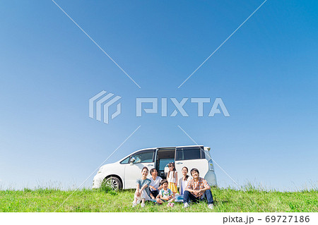 三世代家族、青空、旅行、座る 三世代家族、青空、旅行、座る 69727186