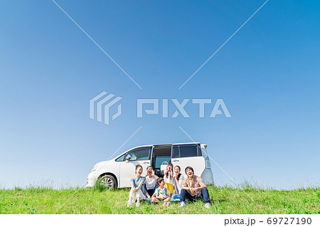 三世代家族、青空、旅行、座る 69727190
