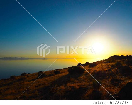 湖に沈む夕日 湖に沈む夕日 69727733