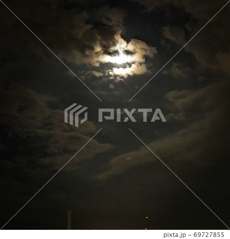 月に照らされる雲 69727855