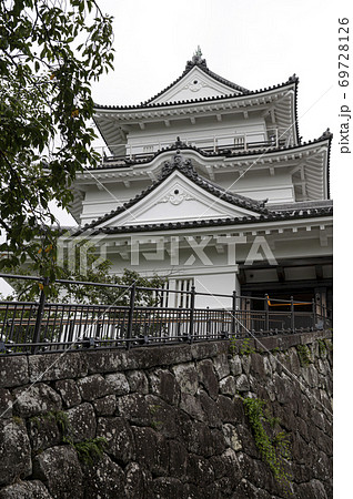 曇り空の小田原城天守閣 69728126