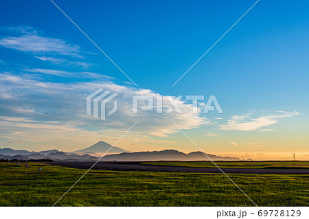 （静岡県）富士山静岡空港　滑走路と富士山　夜明け 69728129