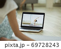 動画を見ながらヨガをする女性 69728243