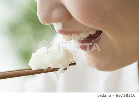 ご飯を食べる女性の写真素材