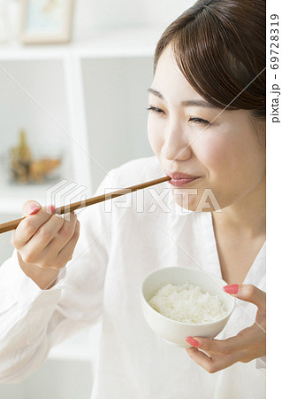 ご飯を食べる女性 ご飯を食べる女性 69728319