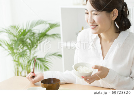 朝食を食べる女性 69728320