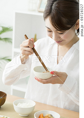 納豆を混ぜる女性 納豆を混ぜる女性 69728327