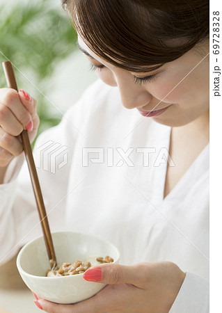 納豆を混ぜる女性 納豆を混ぜる女性 69728328