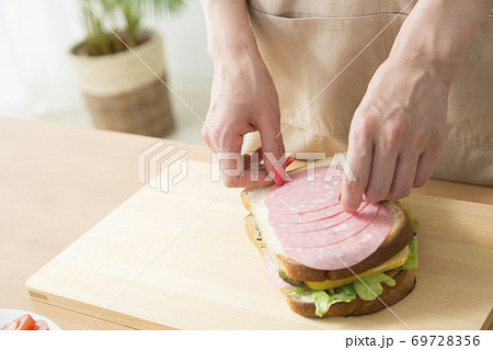 サンドイッチを作る女性 サンドイッチを作る女性 69728356