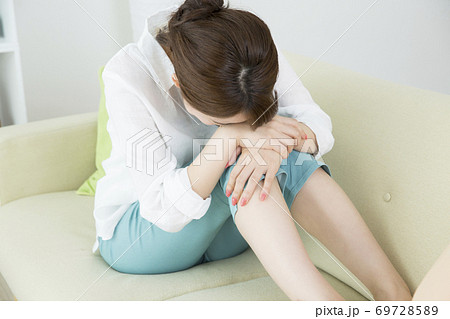 落ち込む女性の写真素材
