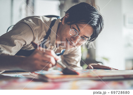 アトリエの男性 69728680