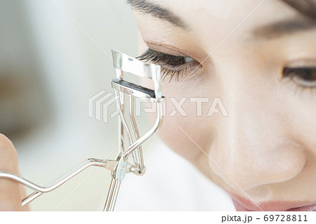 ビューラーをする女性 69728811