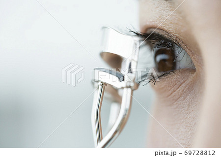 ビューラーをする女性 69728812