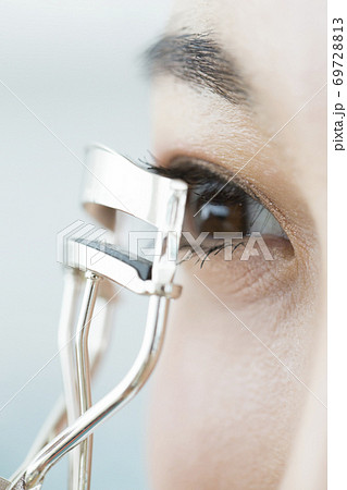 ビューラーをする女性 69728813