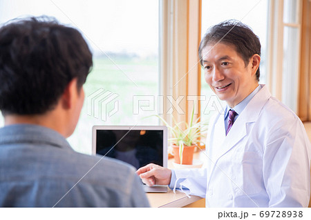 男性を診察する医師 69728938
