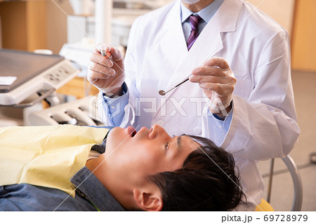 治療する歯科医師 治療する歯科医師 69728979