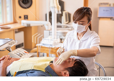 歯科衛生士と男性患者 歯科衛生士と男性患者 69729034