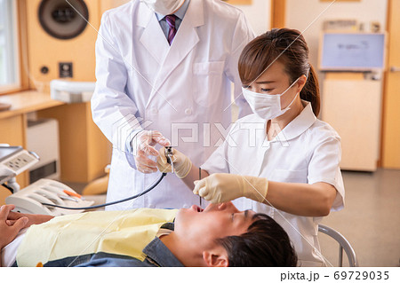 歯科衛生士と男性患者 69729035