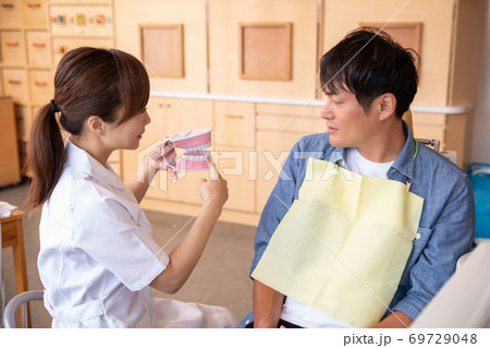 歯科衛生士と男性患者 69729048