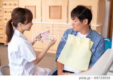 歯科衛生士と男性患者 歯科衛生士と男性患者 69729050