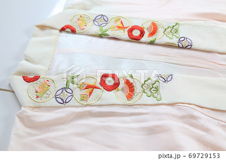 刺繍の入った襟の振袖用長襦袢 69729153