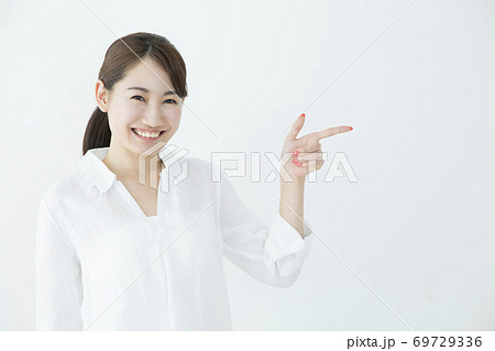 指差しをする女性 69729336