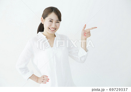 指差しをする女性 69729337
