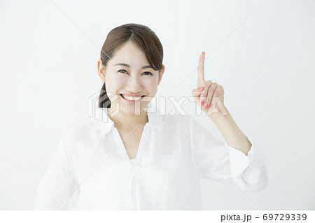指差しをする女性 指差しをする女性 69729339