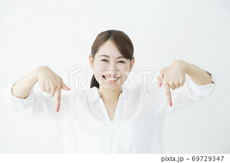 指差しをする女性 69729347