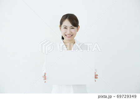 ホワイトボードを持つ女性 69729349
