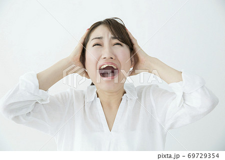頭を抱える女性 頭を抱える女性 69729354