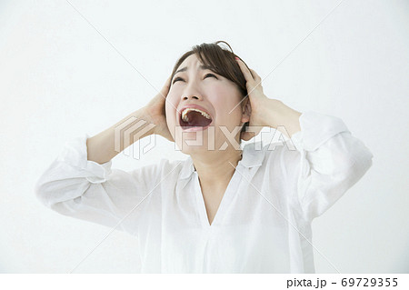 頭を抱える女性 69729355
