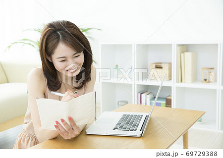 スケジュールにメモする女性 69729388