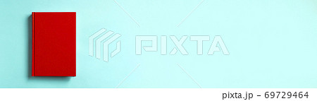 水色の背景の上の赤い本 水色の背景の上の赤い本 69729464