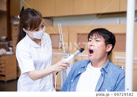 歯科衛生士と男性患者の写真素材