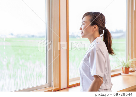 笑顔の看護師 笑顔の看護師 69729644