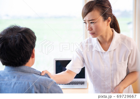 男性患者と看護師 69729667