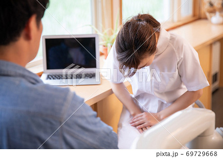 男性患者と看護師 69729668