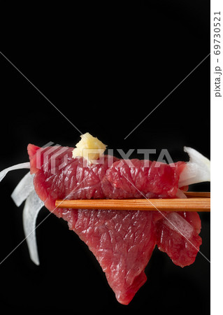 馬刺しを薬味と共に食す 馬刺しを薬味と共に食す 69730521