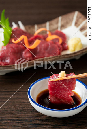 馬刺しを生姜醤油で食す 69730554