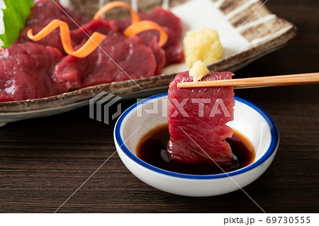 馬刺しを生姜醤油で食すの写真素材