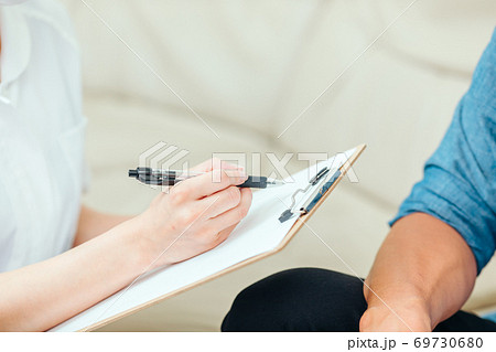 問診する看護師と男性患者 69730680