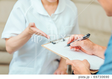 問診する看護師と男性患者 問診する看護師と男性患者 69730690