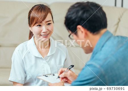 問診する看護師と男性患者 問診する看護師と男性患者 69730691