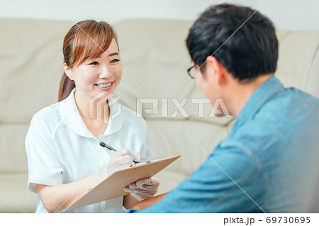 問診する看護師と男性患者 69730695