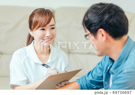 問診する看護師と男性患者 69730697