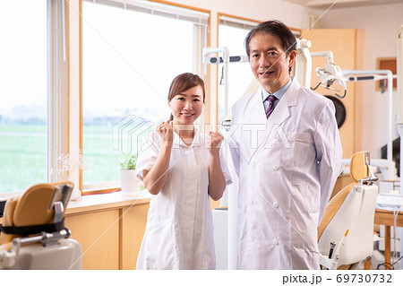 アジア人医師と女性看護師 アジア人医師と女性看護師 69730732
