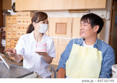 歯科衛生士と男性患者 歯科衛生士と男性患者 69730749
