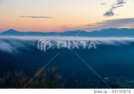 初秋の大観峰の絶景流れ雲 69730878